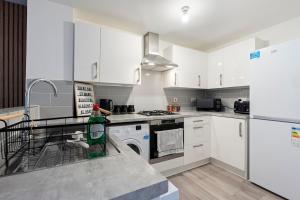 Luxury City Centre 5 Bed House with FREE parking- sleeps 12
