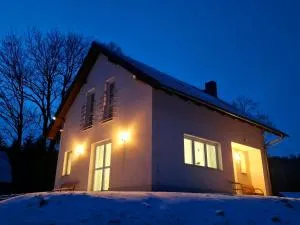 Dom w Miłkowie k Karpacza z widokiem na Karkonosze - 米尔科