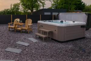 Lowern, Luxury Lodge with Hot Tub and Games Room