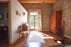Maisons de vacances Luxury mountain cottage with pool access - La Bergerie : photos des chambres