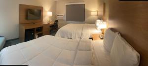 Queen Room with Two Queen Beds - Non-Smoking room in Super 8 by Wyndham Oshkosh Airport