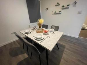 Modern 4-Bedroom Lux Apartment in a Prime Location