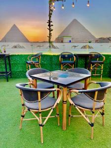 Sunshine Pyramids Inn