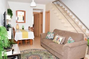 Casa Caleta, Beautiful 3-Bed Home, large patio & communal pool