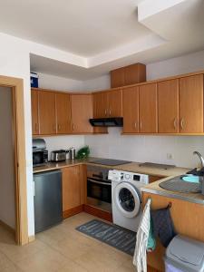 Casa Caleta, Beautiful 3-Bed Home, large patio & communal pool