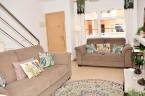 Casa Caleta, Beautiful 3-Bed Home, large patio & communal pool