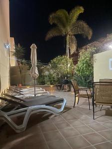 Casa Caleta, Beautiful 3-Bed Home, large patio & communal pool