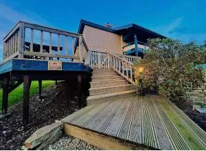 Lakeland Lodge - 400 year old Bavarian Lodge with a private outdoor hot tub - Askill