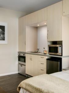 Pool & River Views - 600m to CBD