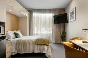 Pool & River Views - 600m to CBD - 吉斯伯恩