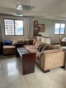 Alugo quarto em cobertura