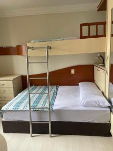 Alugo quarto em cobertura