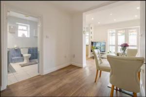 Spacious 2BDR Apartment, WIFI+ Great TV