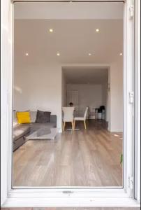 Spacious 2BDR Apartment, WIFI+ Great TV