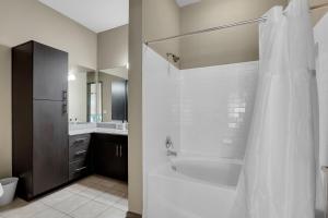 Cozy 2BR- Pool,Gym,Pkng,Near BOK Ctr&Arts Dstrct