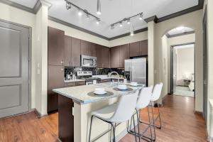 Chic 2BR- Pool,Gym,Pkng,Near BOK Ctr&Arts Dstrct