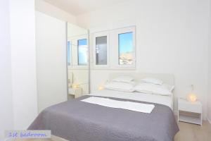 The penthouse apartment, first row by the sea, Beach house Ana