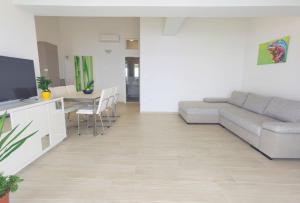 The penthouse apartment, first row by the sea, Beach house Ana