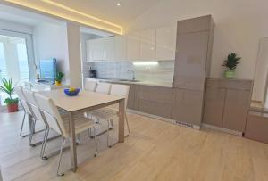 The penthouse apartment, first row by the sea, Beach house Ana