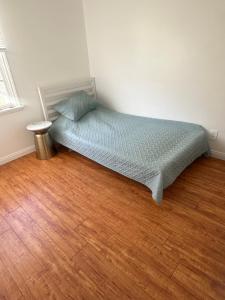 Cute room in best area of Hollywood