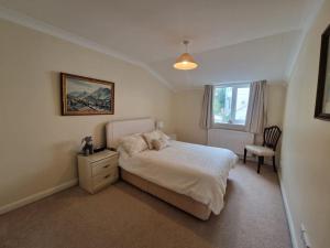 Spacious Four Bedroom House, 3 min walk to beach