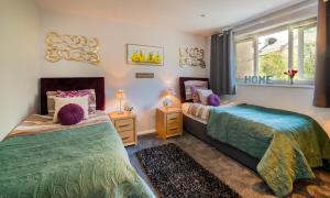 Great large 4Bed house near tube sleeps 7 -Perfect for London stays