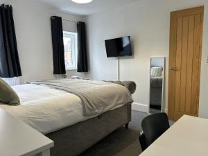 The Old Band Accommodation 1 kingsize bed and 1 Sofa Bed available