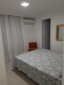 Meia Praia - apartamento com sacada ampla e churrasqueira, próximo a praia e a avenida principal.