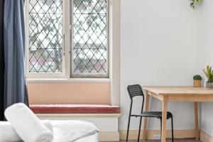 Rustic Queen Room - Seconds to Stores & Eateries - Shared Bathroom