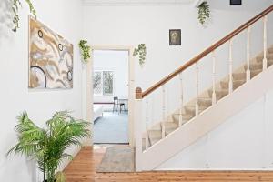 Rustic Queen Room - Seconds to Stores & Eateries - Shared Bathroom