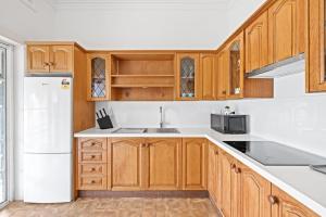 Quaint Double Room - Seconds to Shops & Eateries - Shared Bathroom