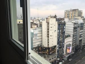 Sobre Av Corrientes zona Teatros y Paseo la Plaza