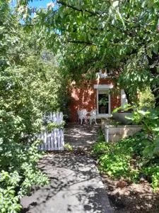 Annies Garden Cottage - Sandy Bay