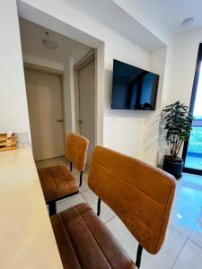 Top-floor overlooking uptown with AC & parking