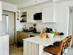 Top-floor overlooking uptown with AC & parking