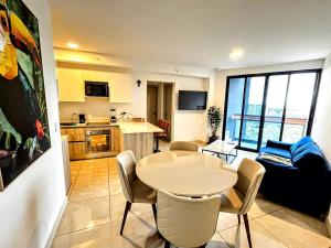 Top-floor overlooking uptown with AC & parking