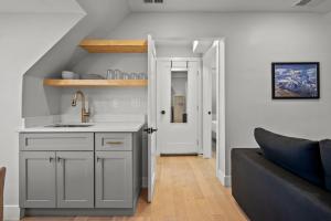 Broadway Dog-Friendly Loft with Parking