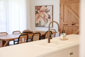 Kookaburra Beachhouse - Coastal Farmhouse Retreat