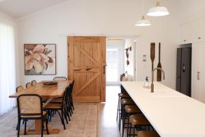 Kookaburra Beachhouse - Coastal Farmhouse Retreat