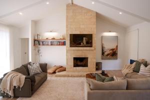 Kookaburra Beachhouse - Coastal Farmhouse Retreat