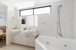 Garden Apt 2Bed x 2Bath, parking