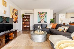 Artist retreat with HUGE entertaining balcony