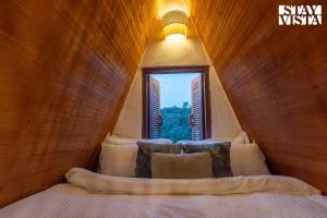 StayVista at Artisanal Heights with Jacuzzi and Infinity Pool