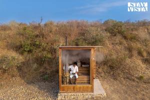 StayVista at Artisanal Heights with Jacuzzi and Infinity Pool