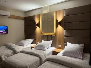 Clara Happy House Pyramids View