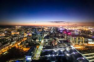 CBD Apt on 48 floor with City and Harbour views