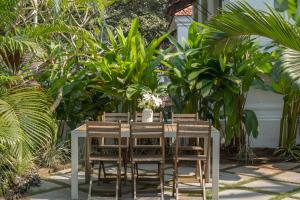 Villa Mandarina 4BHK Standalone Luxuxy Villa in Assagao with Large Private Pool, Pool Table, Kids Play Area, Garden, Caretaker & Security by The Blue Kite