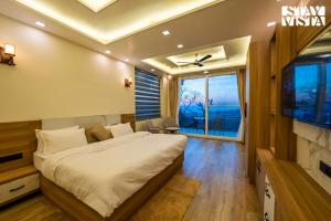 Sunset Springs by VEO, StayVista - 3BHK Mountain-View Villa with Bar