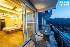 Sunset Springs by VEO, StayVista - 3BHK Mountain-View Villa with Bar