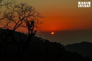 Sunset Springs by VEO, StayVista - 3BHK Mountain-View Villa with Bar